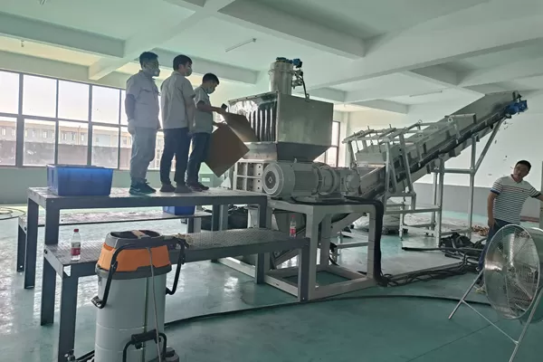 On-site production line for shredding and recycling battery electrodes in China